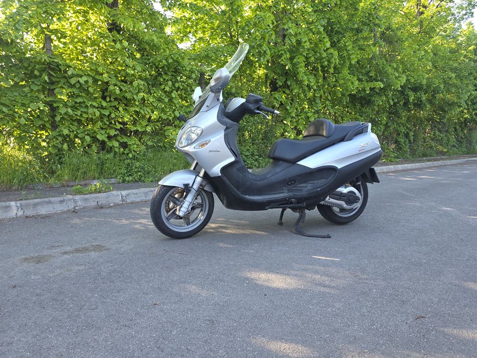 Vând maxiscuter piaggio x9 500
