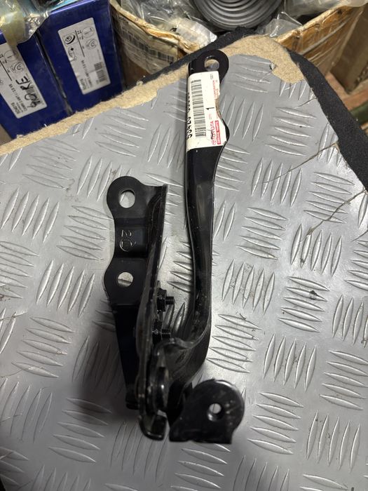 Петля капота ланд крузер 200