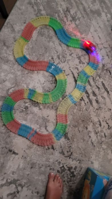 Pistă flexibilă cu mașinuță electrică luminoasă