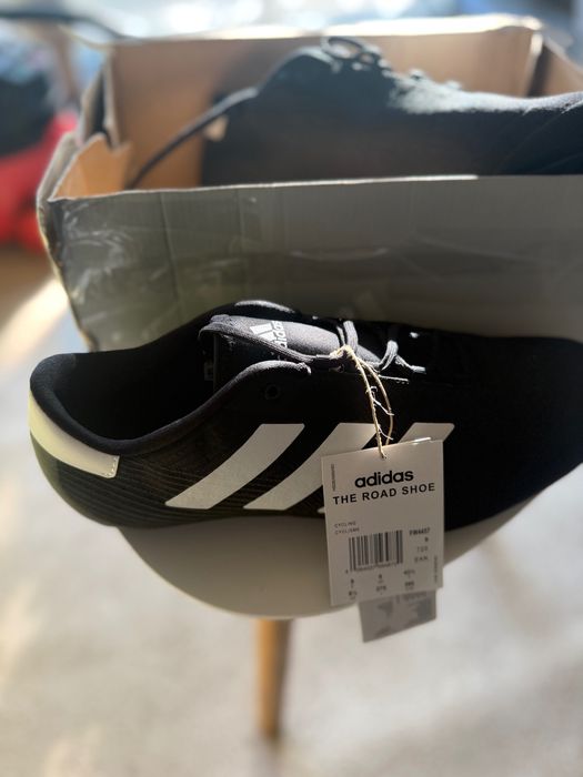 Обувки Адидас и обувки Ardvep за шосейно колоездене