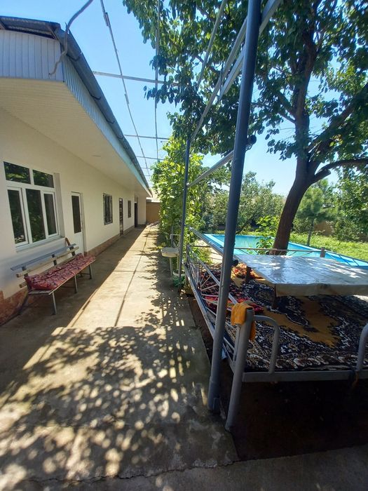 Срочно продается участок в Чирчике 1 азочик 6 соток 3 ком и пристройка