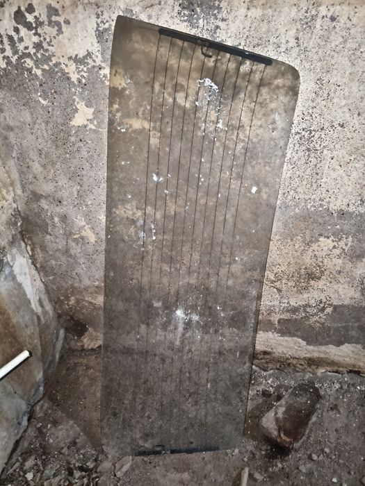 Задние лобовое стекло