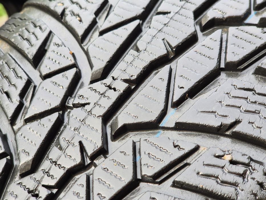 Vând roți iarna jenți tablă + anvelope Nokian