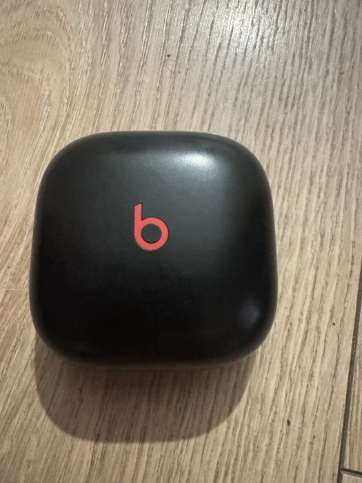 Beats Fit Pro carcasa si casca stanga