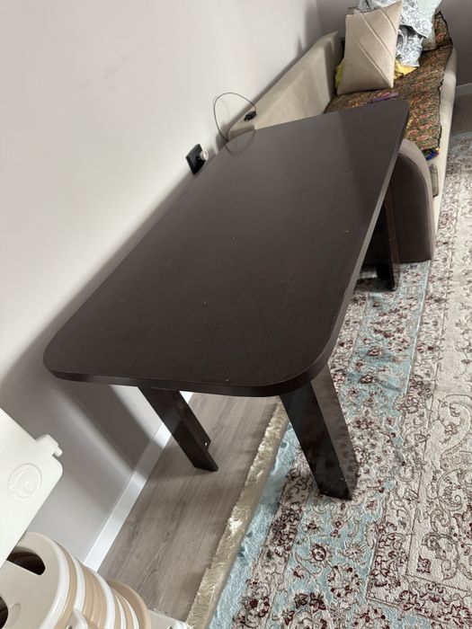 Стол коричневого цвета