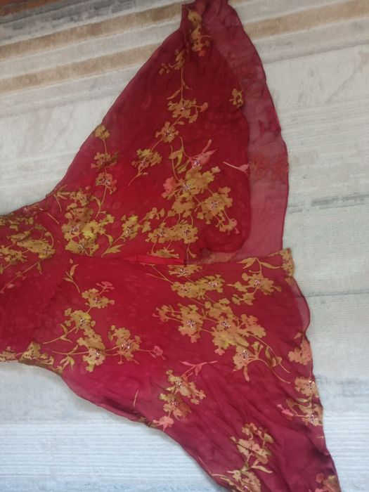 Вечернее платье с палантином.