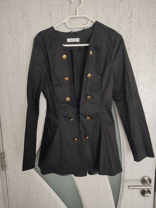 Черно разкроено сако