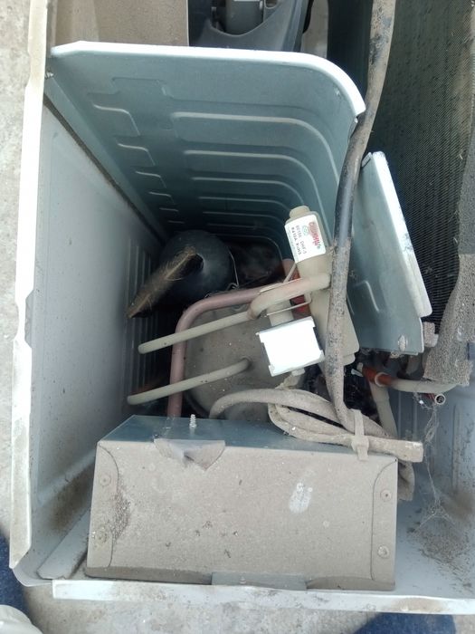 Aer condiționat, unitate externa Ferroli și Artel.