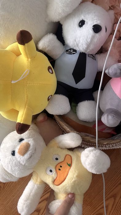 Белый мишка  с игрушками 20К