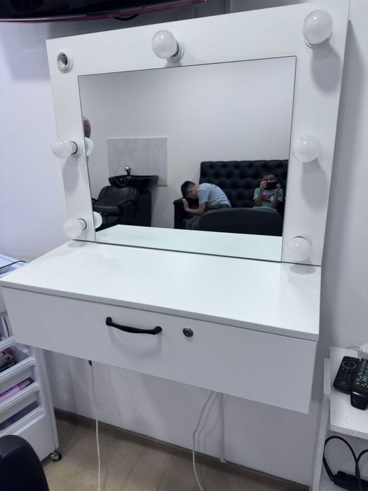 Продам полку с зеркалом