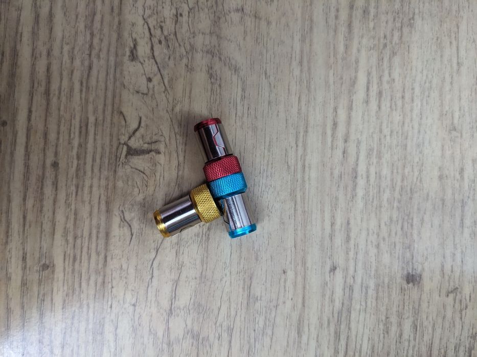 Продам биты для резьбы,магниты для дрели.