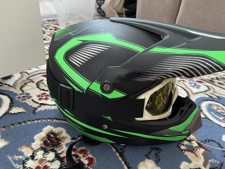 мотошлем в отличном состояний