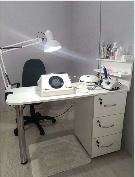 Маникюрный стол новая