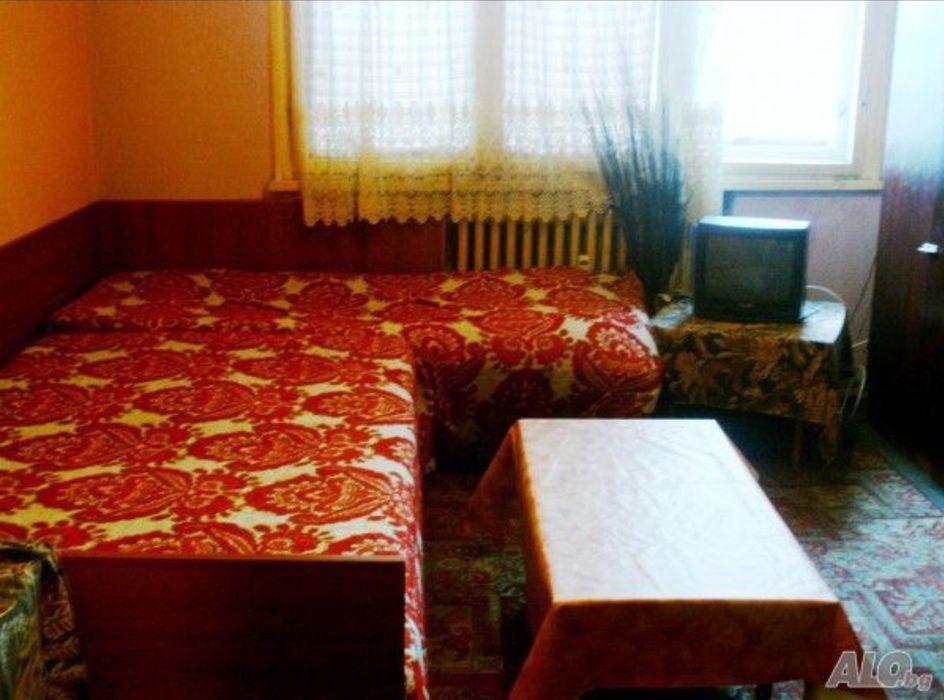 Нощувки в самостоятелна стая. Подходяща за жена/студентка.