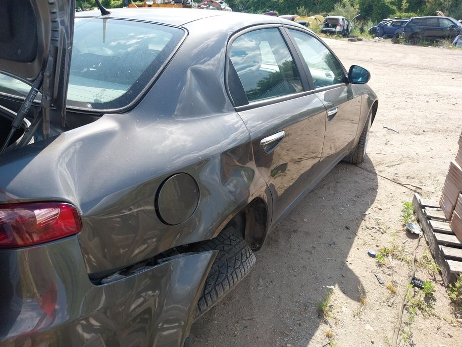 Продавам Алфа Ромео 159 на части