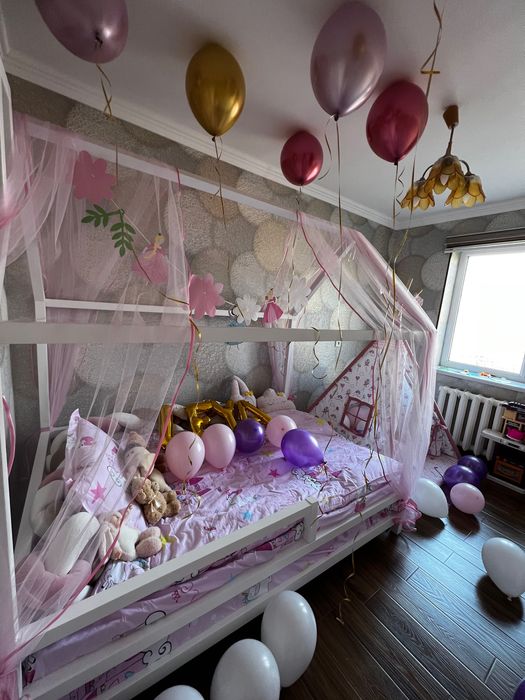 Срочно продаётся детская кровать с матрасом !