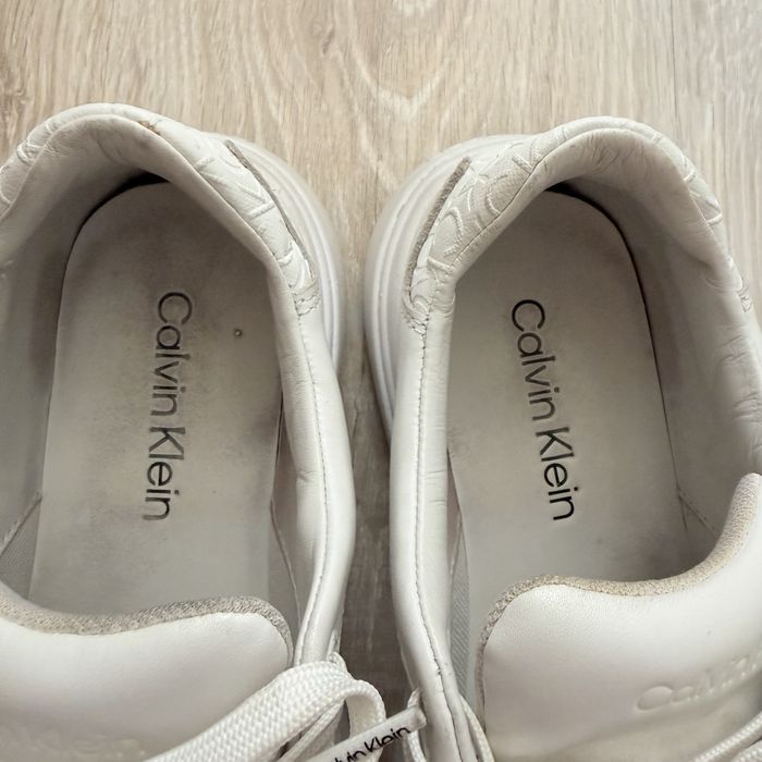 Бели кецове на Calvin Klein
