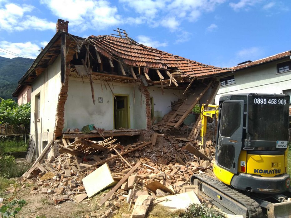 Услуги с багер, фадрома,валяк,четриосни самосвали БИК-СТРОЙ ЕООД