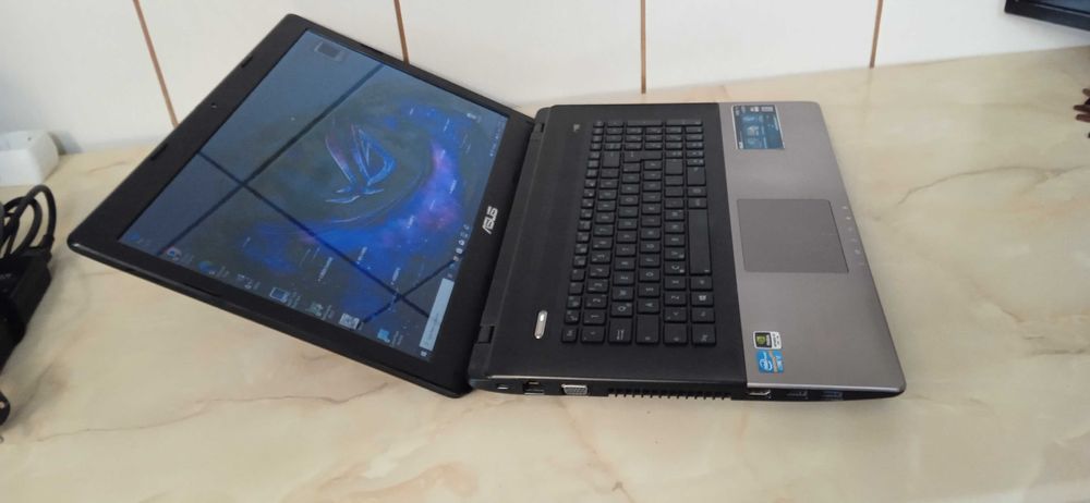 ASUS i7 Display Mare 17 8Gb ddr3 2 x placi video 2GB SSD gaming laptop