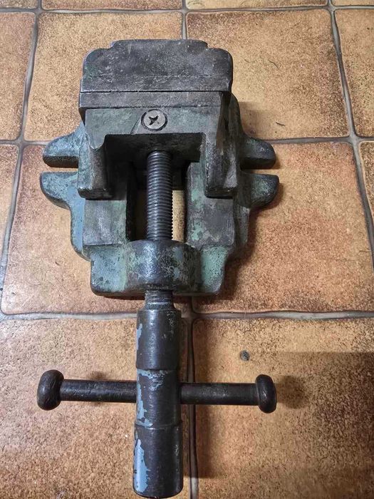 Старо шлосерско менгеме – масивно, чугунено