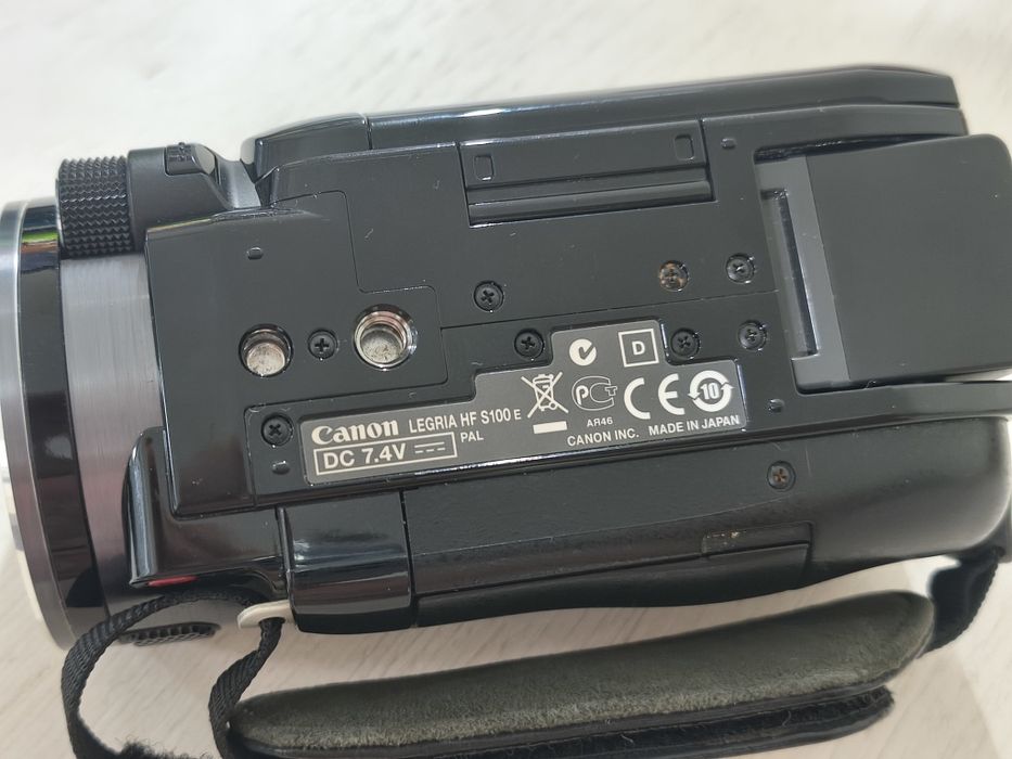 Видеокамера Canon Legria HF S100