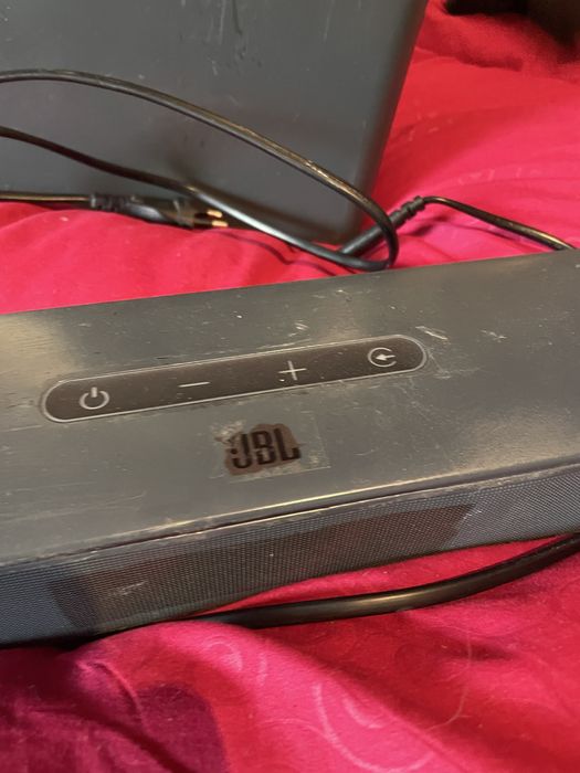 Vand boxa jbl subufar  putin zgariata functionează