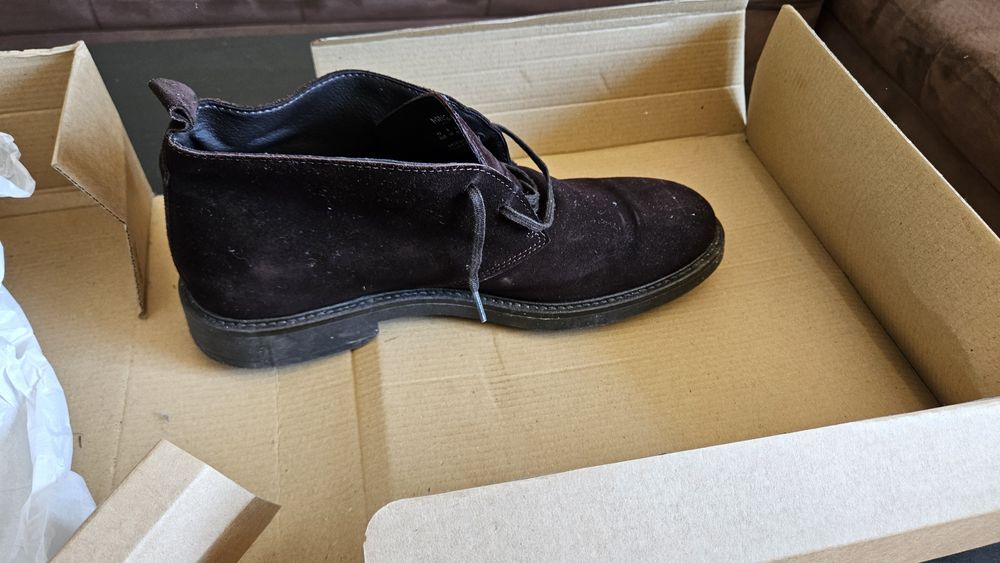 Няколко чифта мъжки обувки номер 42