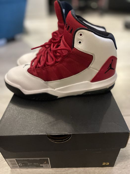 Nike AIR Jordan Max Aura white gym red