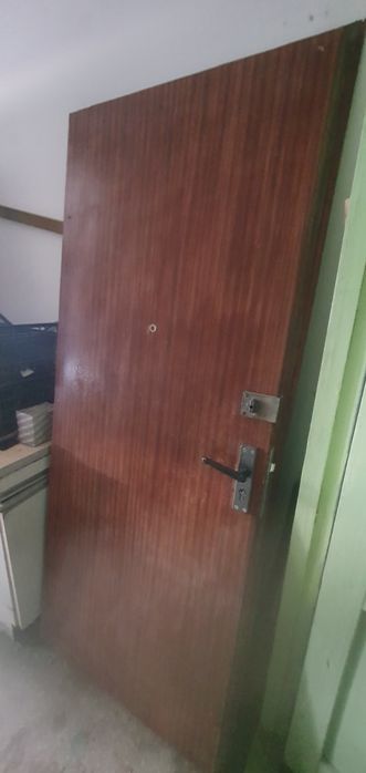 Продам металлическую дверь.