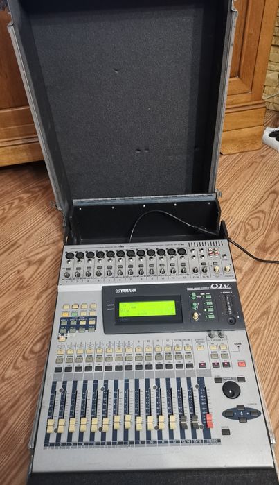Yamaha  01 V, mixer digital.
