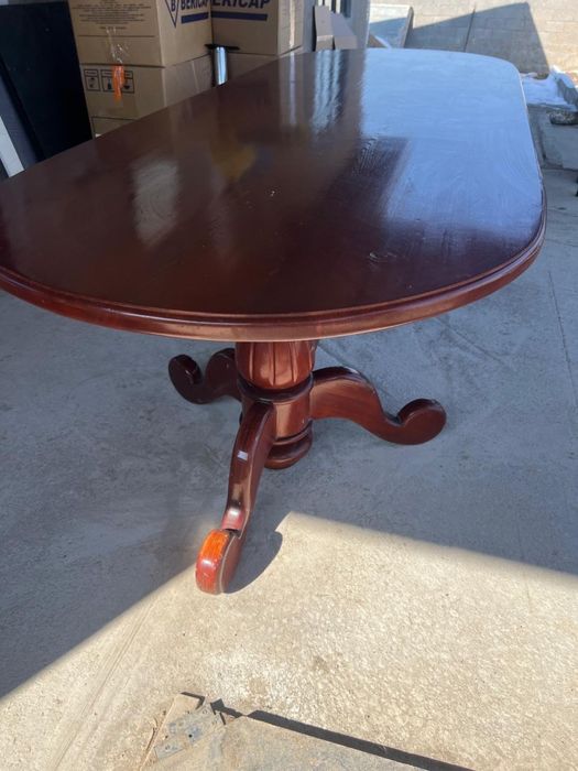 Деревяный овальный стол