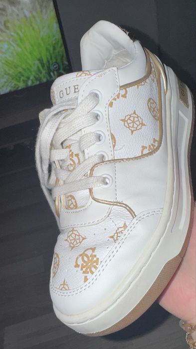 Adidasi Guess in stare foarte buna