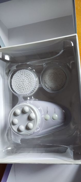 Уред за почистване на лице и тяло