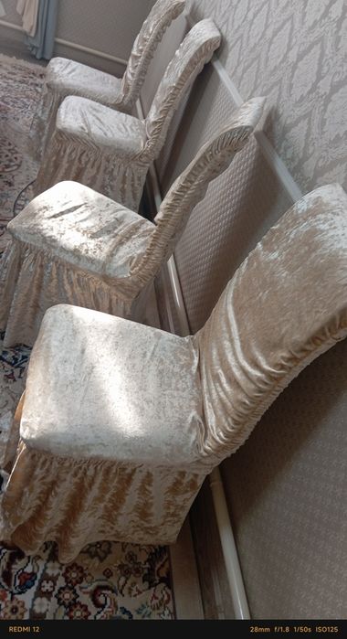 Стол вместе со стульями