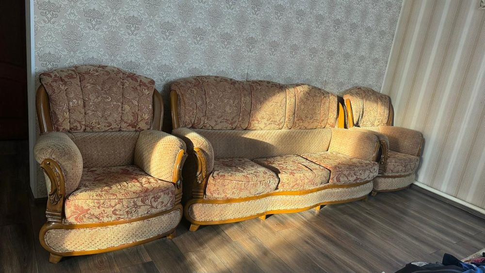 Красивый , большой диван