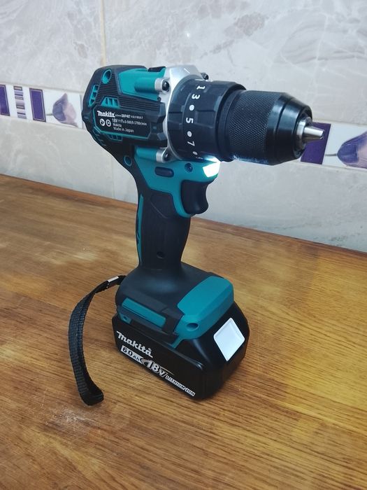 Autofiletanta Makita DDF487 cu o baterie de 6a Nou