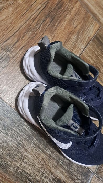 Adidasi nike. 32