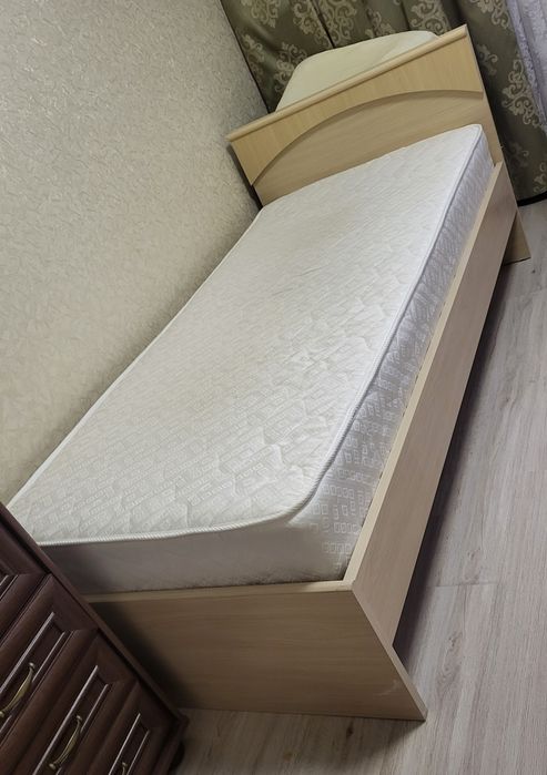 Продам кровать с матрасом,бу