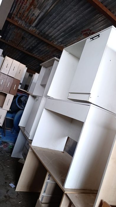 Офисные столы с ящиками