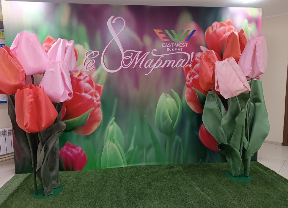 Оформление фото зоны на весну большими ростовыми цветами.