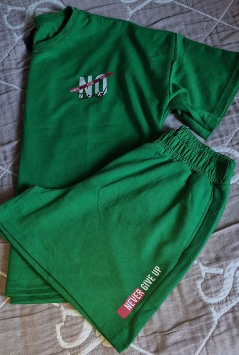 Costum verde, șorturi și tricou, oversize.