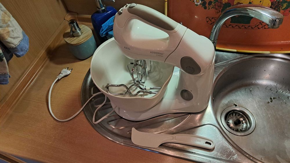 Работещи Кухненски робот Kenwood и Миксер AEG