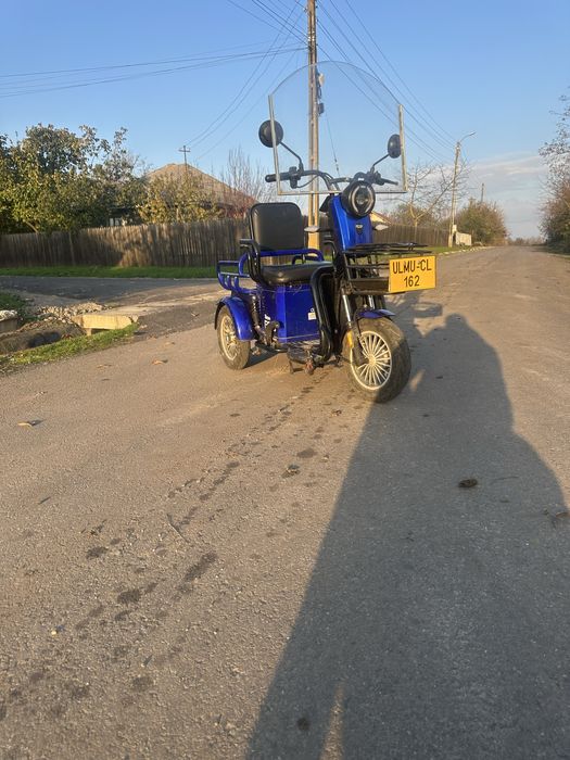 Vând triciclu electric rdb