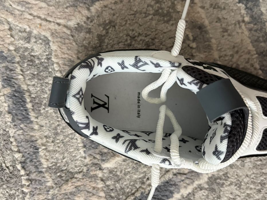 Lv skates.