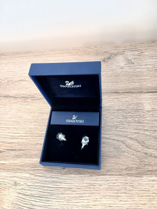 Cercei eleganți cu pietre Swarovski – rafinament și strălucire