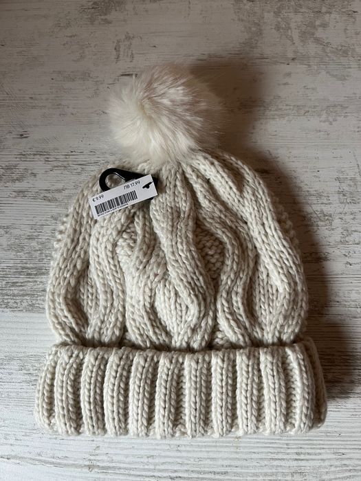 Зимни шапки само по 2.5 евро черен , бял , син , кафяв и цикламен цвят