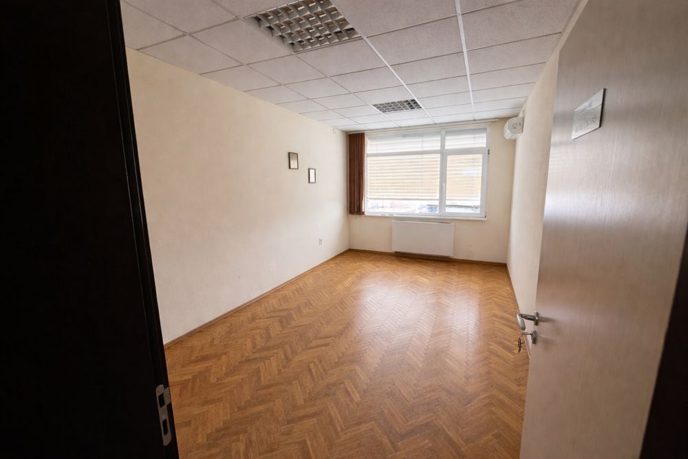 Дава се под наем Офис в Добрич, Северен парк - 50 кв.м за 149.43 € - Снимка #1