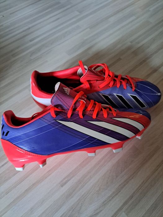 Нови футболни обувки Adidas .