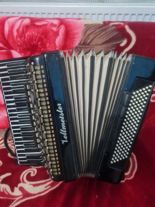 Vând acordeon Weltmaister