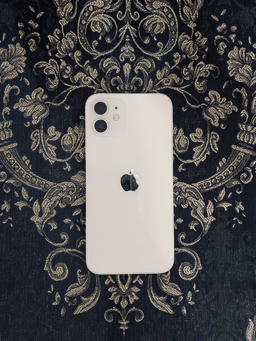 iPhone 12 в белом цвете
